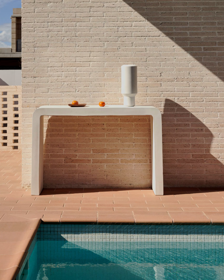 AIGUABLAVA - Console en ciment blanc - 120 x 80 cm